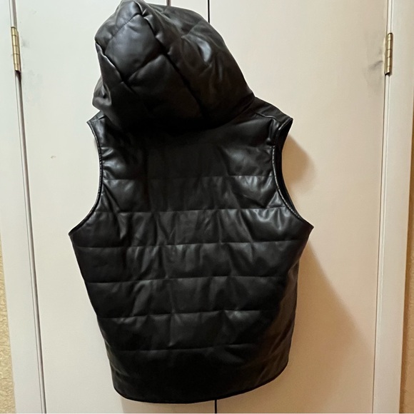 VENUS Black Quilted Vest with Zipper Closure and Hood - Picture 7 of 7